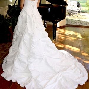 Sweetheart Style Strapless Wedding Dress T9017 white